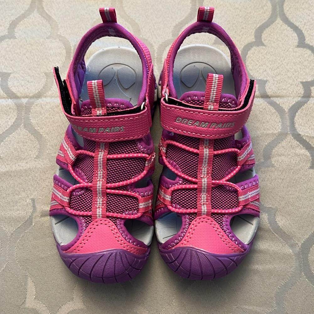 Toddler girl’s active sandals